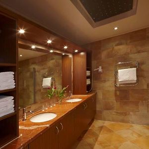 Apartment Spa Access